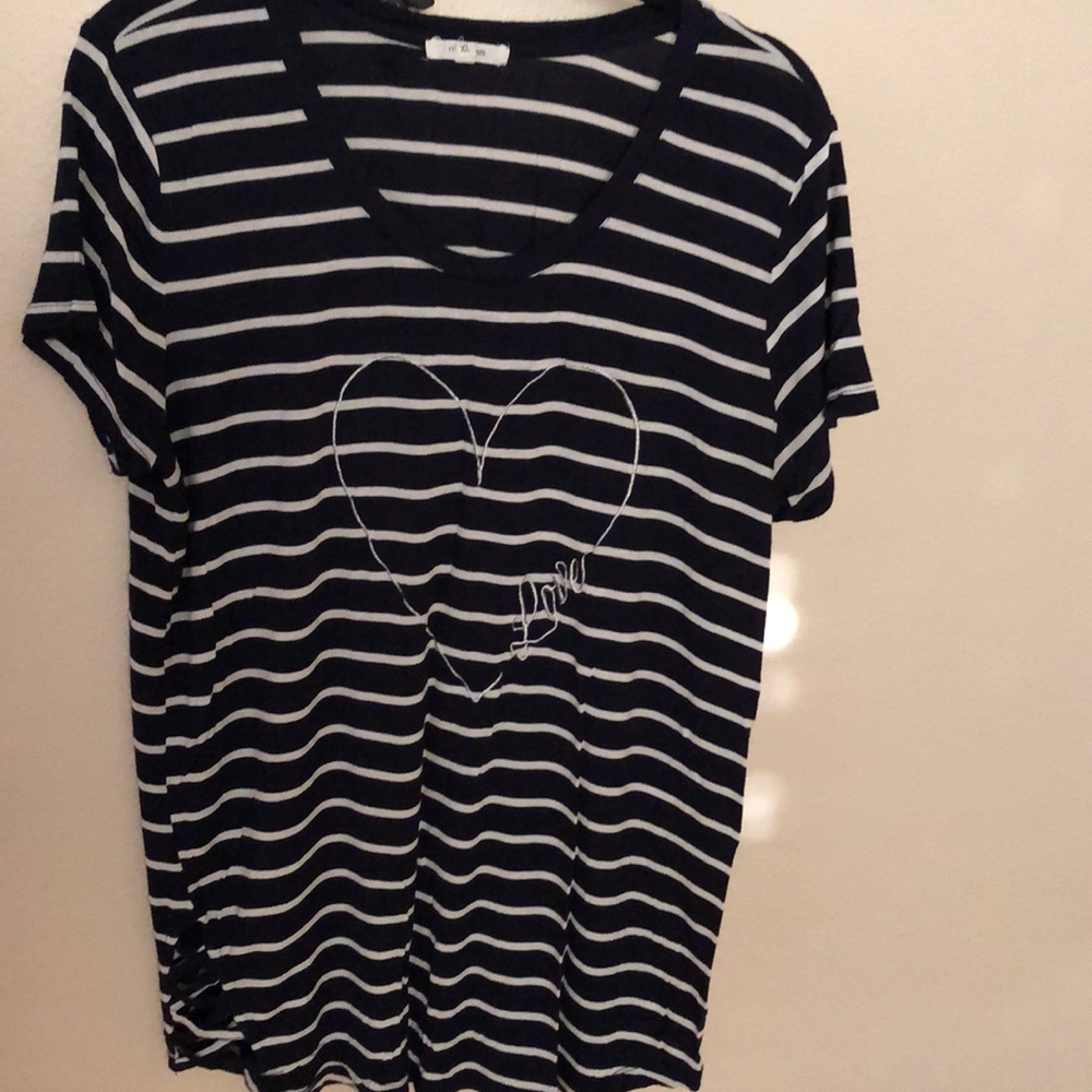 🎒 Navy and white striped tee